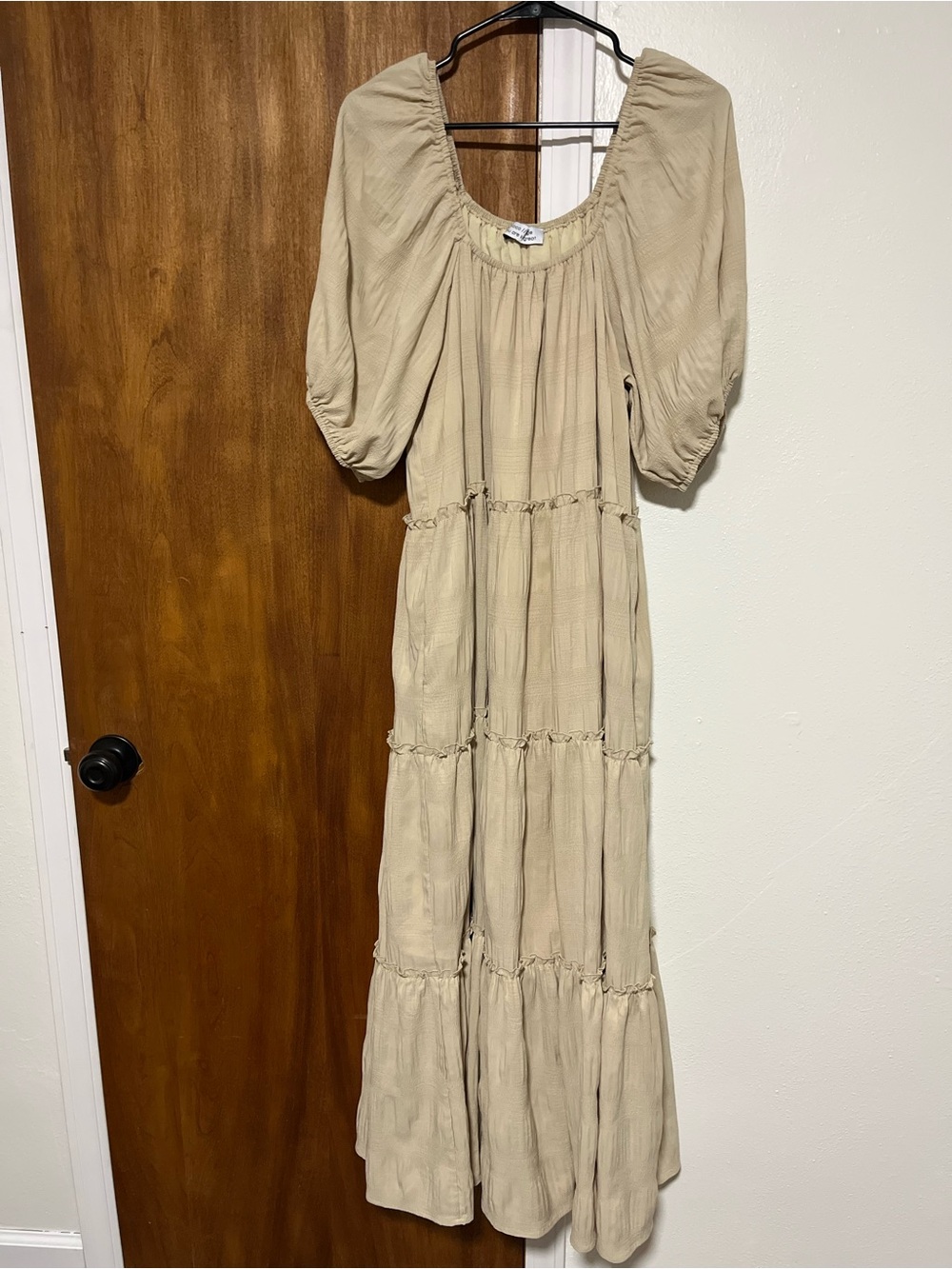 Women’s Shop Zoco Daymaker tan tiered maxi dress size large puff sleeve